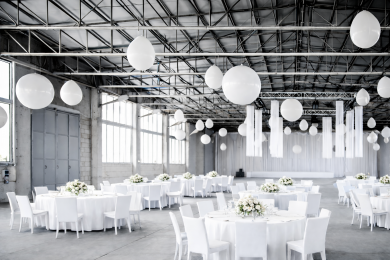 Große Ballons für die Deckendekoration