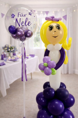 Mädchen in Lila mit Konfettiballon