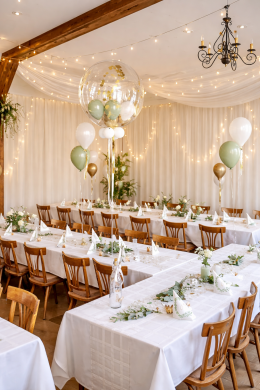 Dekoration für den Tisch in Eukalyptus, Weiß und Gold