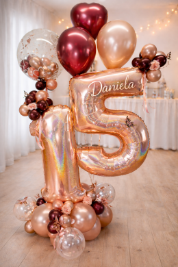 Zahl in den Farben Bordeaux und Rosengold mit Blumen dekoriert