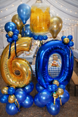 Zahl 60 in Gold und Blau mit Bier