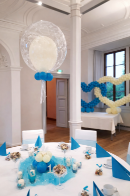 Tischdekoration mit Doppelballon in Türkis und Weiß