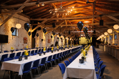 Dekoration mit einzelnen schwarzen Ballons