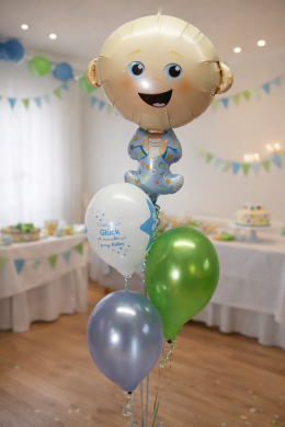 Baby in Blau mit Ballons