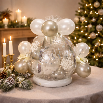 Geschenkballon zu Weihnachten mit Schneedeko