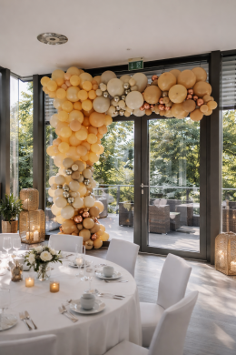 Ballongirlande mit verschiedenen Größen und Farben