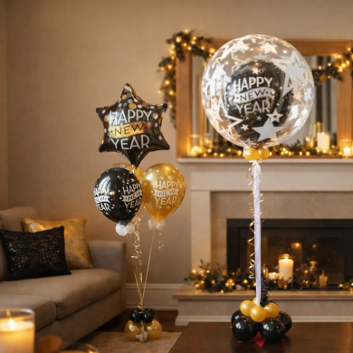 Silvesterdekoration mit verschiedenen Ballons in Gold und Schwarz