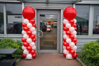 Ballonsäulen in Rot und Weiß