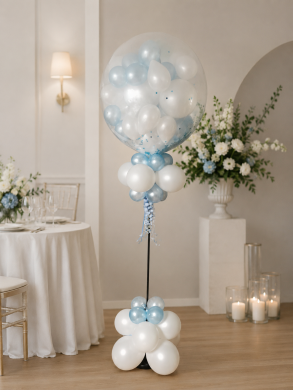 Ballonexplosion in Hellblau und Weiß