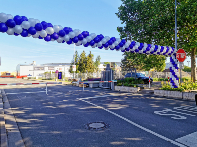 Ballongirlande für eine Einfahrt